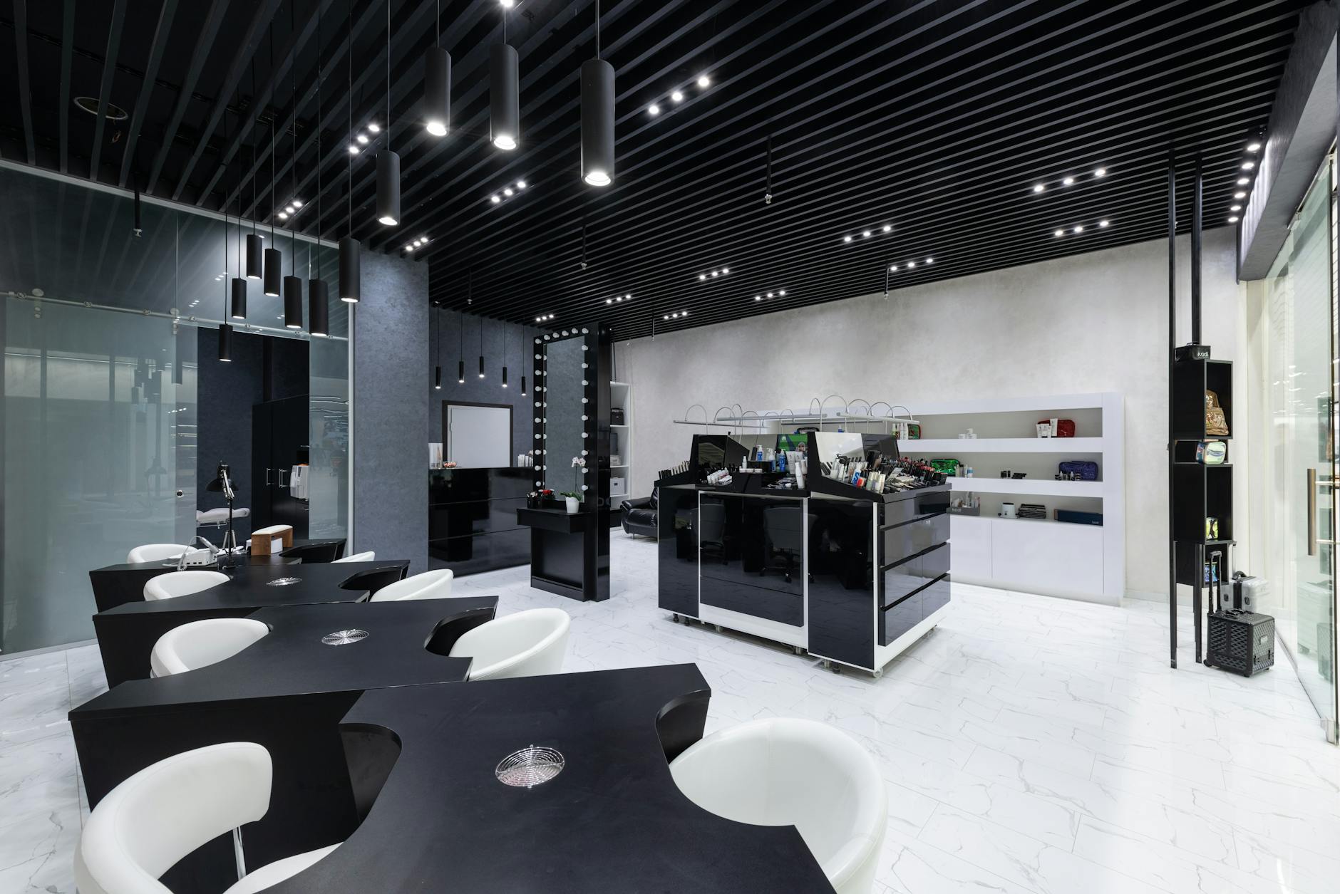 Digital marketing for beauty studios — modern salon